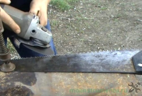 Sharpening a saw with a grinder