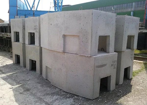 Reinforced concrete cable wells
